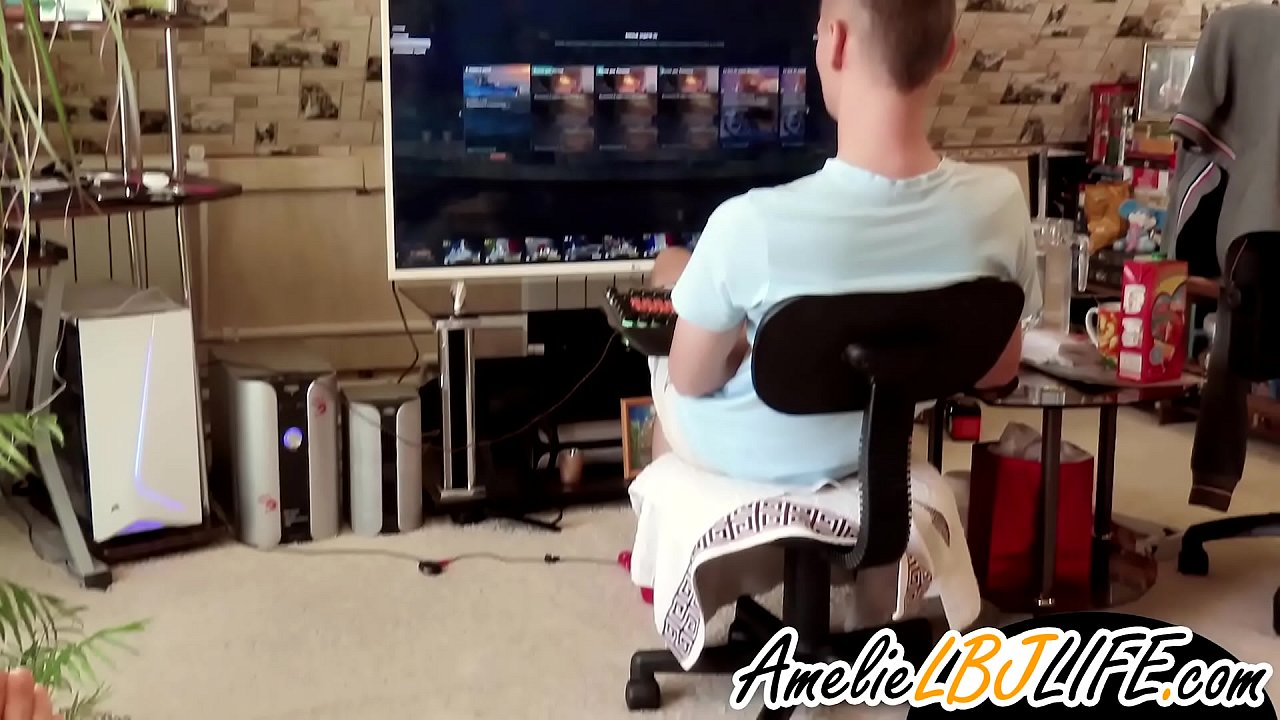 Meisje masturbeart mei seksboartersguod foar freon om kompjûterspultsjes te spyljen