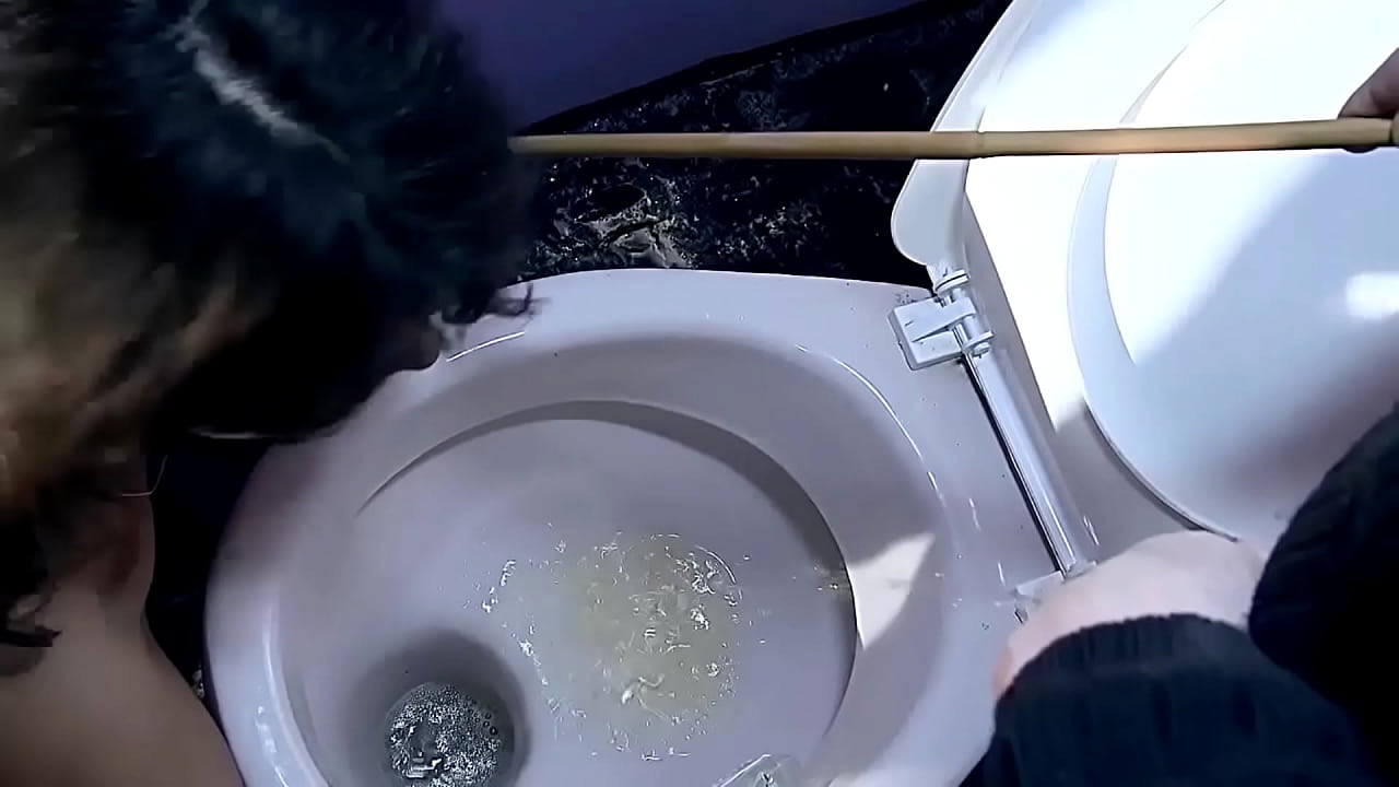 Myn prachtige privee seksslave Melanie Memphis. Se is myn favorite slaaf, se sjocht ûnskuldich, jong, yn anale seks, rollenspul, en ik kin har brûke as ik wol. Diel 1.