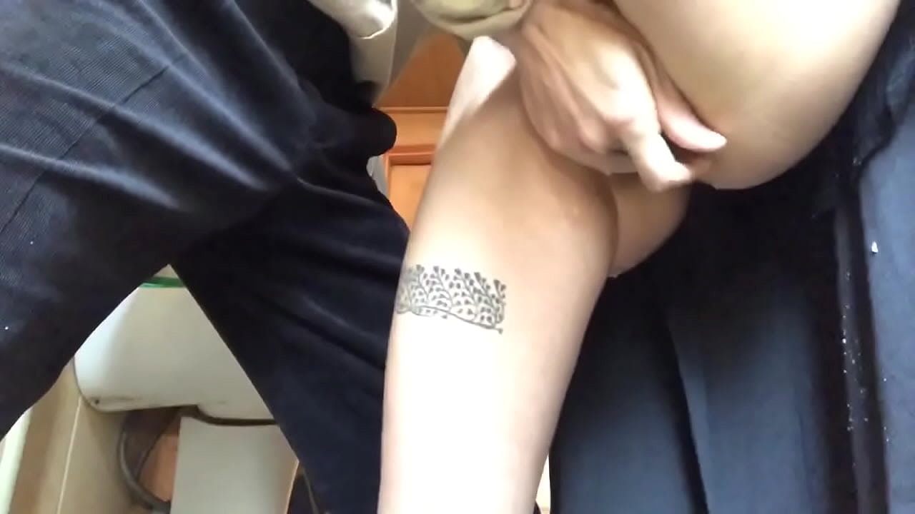 Squirt yn 'e skoalbadkeamer, in echt skuimend orgasme - myn learaar die syn bêst