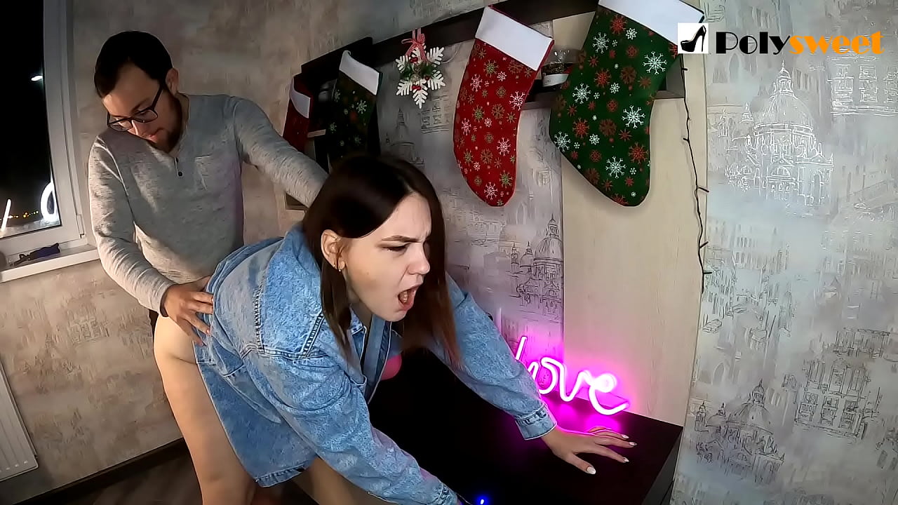 De keardel genoaten fan in moai famke mei in ponytail yn 'e kont mei syn mûle en pik