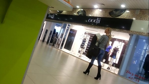 Cool chick yn 'e supermerk.